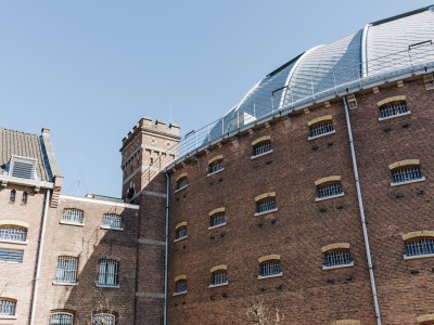 RSJ wijst schorsingsverzoek toe: uitsluiting van de arbeid ná opgelegde disciplinaire straf mag niet RSJ wijst schorsingsverzoek toe: uitsluiting van de arbeid ná opgelegde disciplinaire straf mag niet