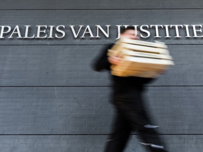 Roeien met de riemen die we hebben, of de rechten van de verdediging overboord? Roeien met de riemen die we hebben, of de rechten van de verdediging overboord?